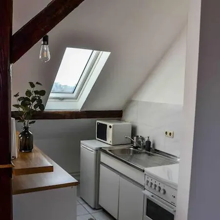 Schoene Dachgeschosswohnung Nahe Apartament Kolonia