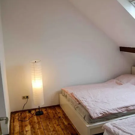 Schoene Dachgeschosswohnung Nahe Apartament Kolonia