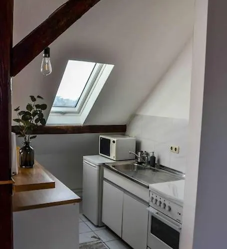 Schoene Dachgeschosswohnung Nahe 아파트 쾰른