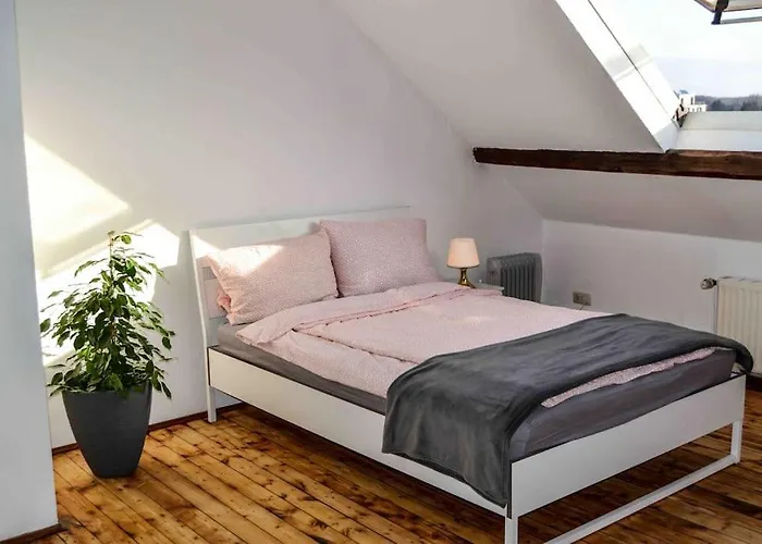 아파트 Schoene Dachgeschosswohnung Nahe